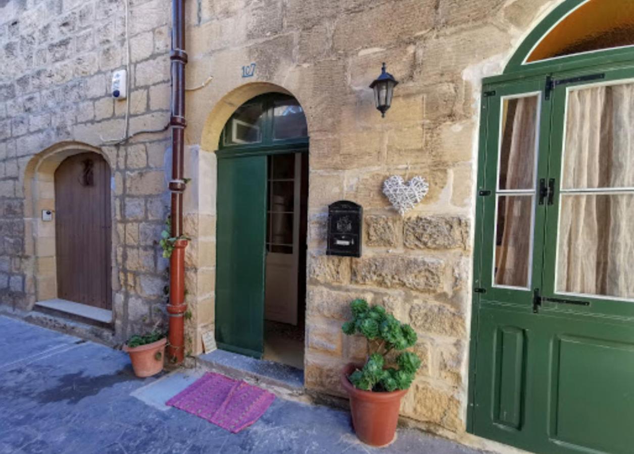 Peaceful Farmhouse Stay With Cozy Yard Għarb Dış mekan fotoğraf
