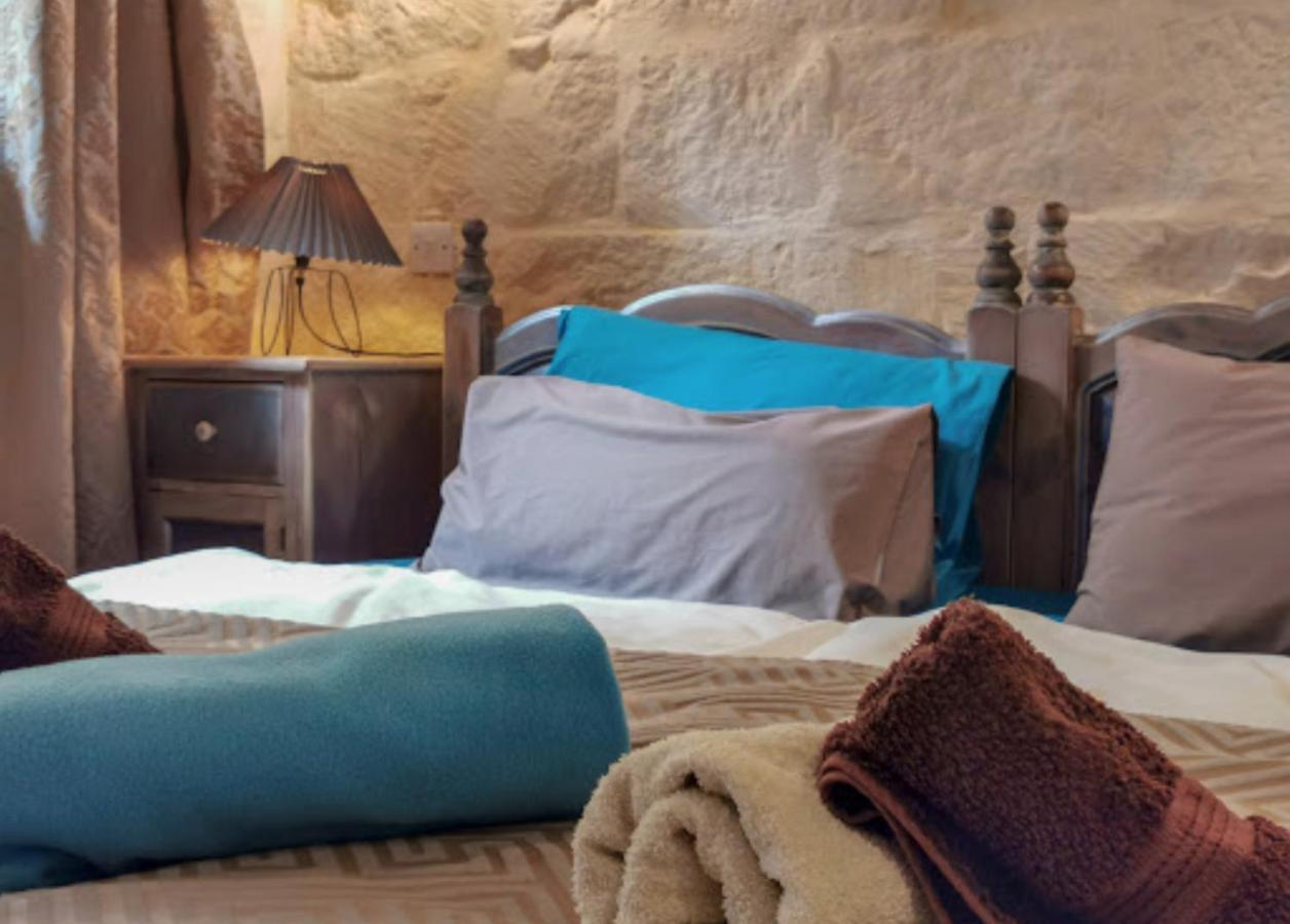 Peaceful Farmhouse Stay With Cozy Yard Għarb Dış mekan fotoğraf