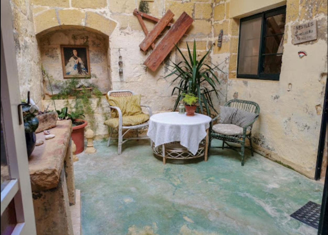 Peaceful Farmhouse Stay With Cozy Yard Għarb Dış mekan fotoğraf