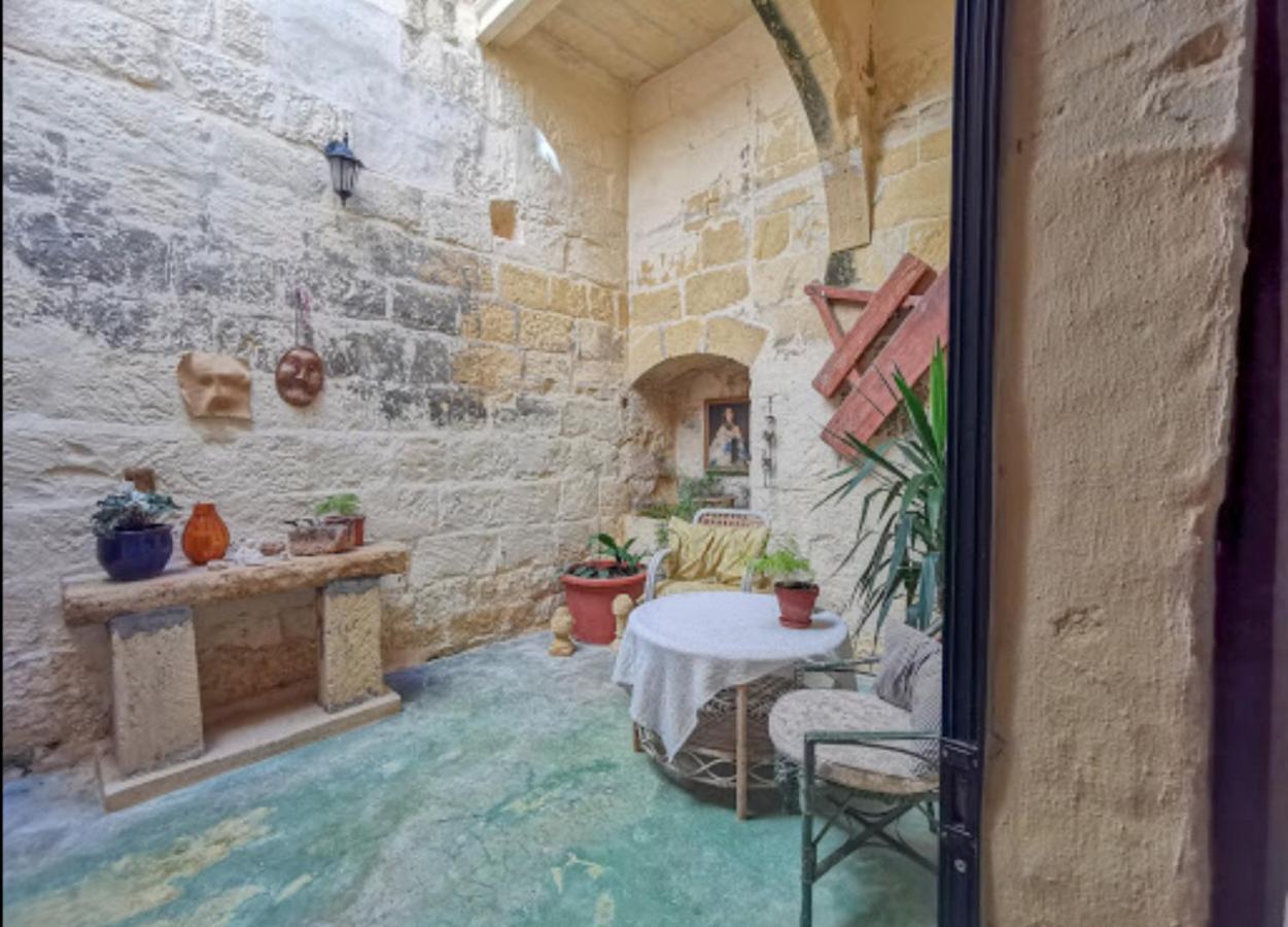 Peaceful Farmhouse Stay With Cozy Yard Għarb Dış mekan fotoğraf