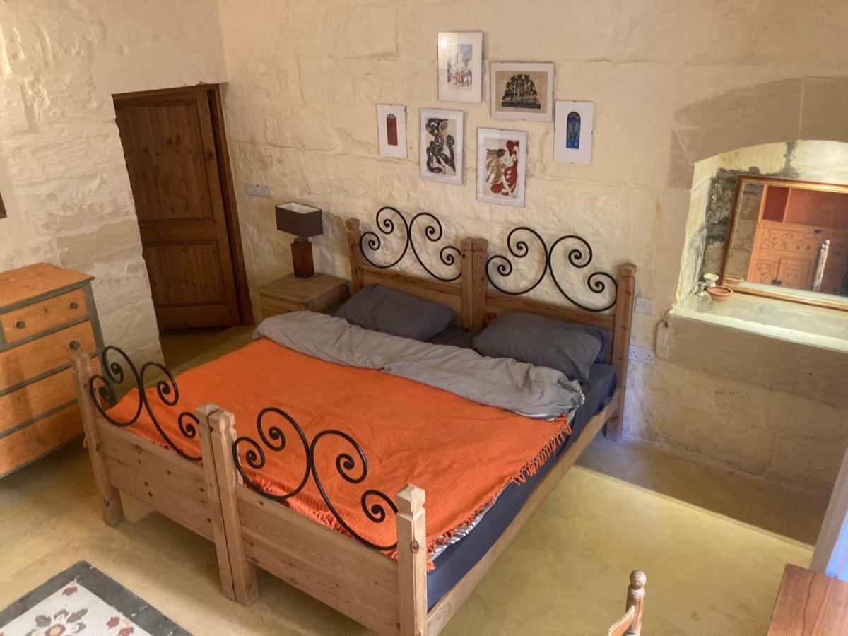 Peaceful Farmhouse Stay With Cozy Yard Għarb Dış mekan fotoğraf