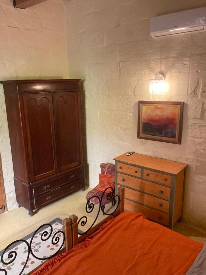 Peaceful Farmhouse Stay With Cozy Yard Għarb Dış mekan fotoğraf