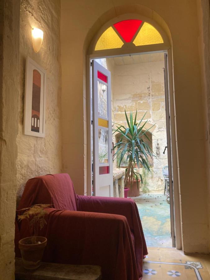 Peaceful Farmhouse Stay With Cozy Yard Għarb Dış mekan fotoğraf
